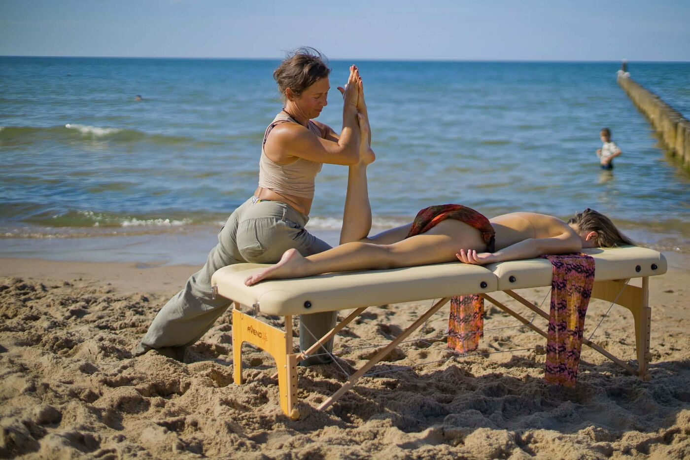 Masaż całego ciała na plaży